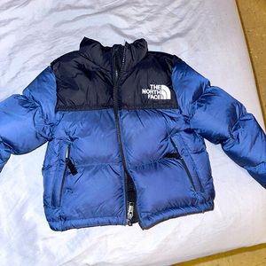 Beautiful practically brand new North Face Coat for Toddlers ( Boys or Girls ).